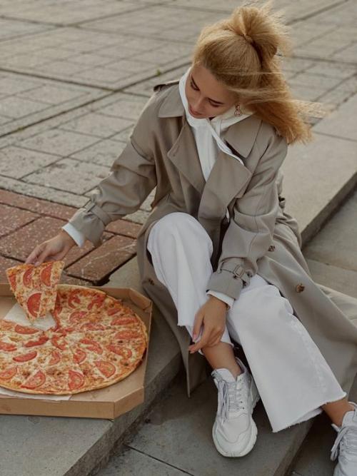 С чем можно носить белые рваные джинсы. С чем носить белые женские джинсы и фото модных образов