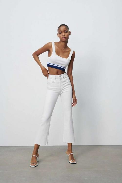 С чем носить белые джинсы 2023. С чем носить белые джинсы: стильные луки на заметку