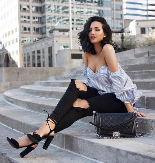 С чем носить рваные джинсы в 2022. Рваные джинсы: 120+ фото образов 2023 (+ идеи с чем носить) 01