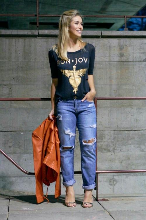 С чем носить рваные джинсы в 2022. Рваные джинсы: 120+ фото образов 2023 (+ идеи с чем носить) 05