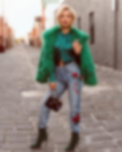 С чем носить рваные джинсы в 2022. Рваные джинсы: 120+ фото образов 2023 (+ идеи с чем носить) 35