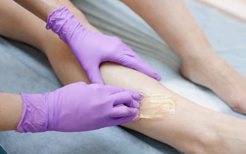 Какой метод удаления торчащих волосков у корней лучше: восковая эпиляция или шугаринг. Сравнение шугаринга и восковой депиляции