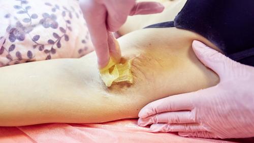 Какой метод удаления торчащих волосков у корней лучше: восковая эпиляция или шугаринг. Сравнение шугаринга и восковой депиляции