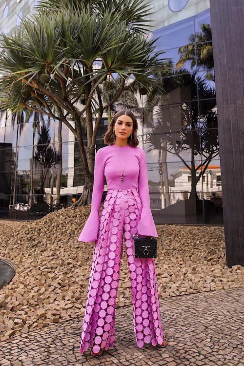 Женские брюки 2021. Тенденция № 1 – свободный крой, защипи и завышенная талия, прямые или слегка зауженные 23 Женские брюки 2021. Тенденция № 1 – свободный крой, защипи и завышенная талия, прямые или слегка зауженные 23