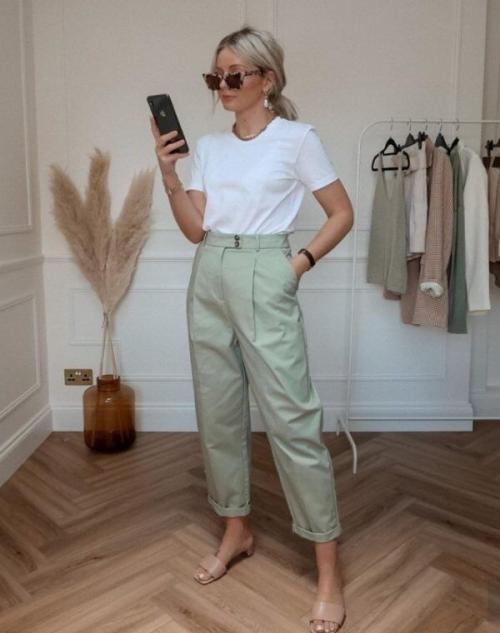 Женские брюки 2021. Тенденция № 1 – свободный крой, защипи и завышенная талия, прямые или слегка зауженные 32 Женские брюки 2021. Тенденция № 1 – свободный крой, защипи и завышенная талия, прямые или слегка зауженные 32