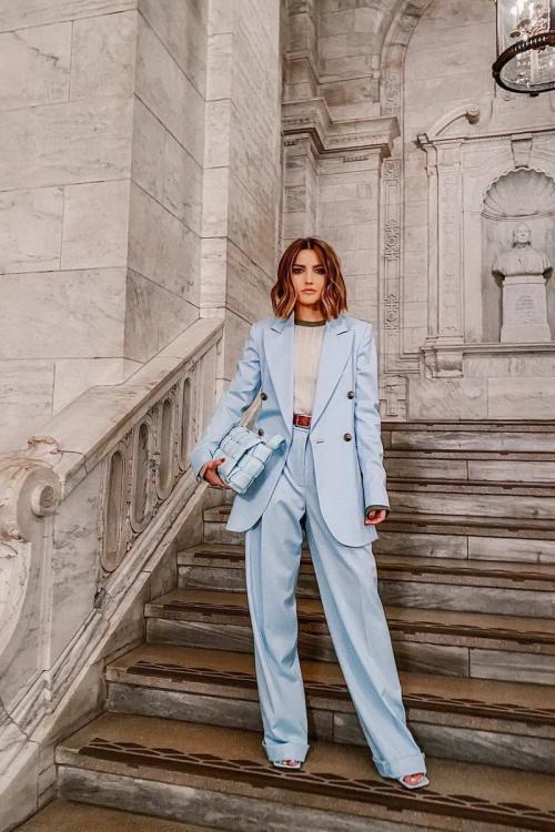 Женские брюки 2021. Тенденция № 1 – свободный крой, защипи и завышенная талия, прямые или слегка зауженные 18 Женские брюки 2021. Тенденция № 1 – свободный крой, защипи и завышенная талия, прямые или слегка зауженные 18