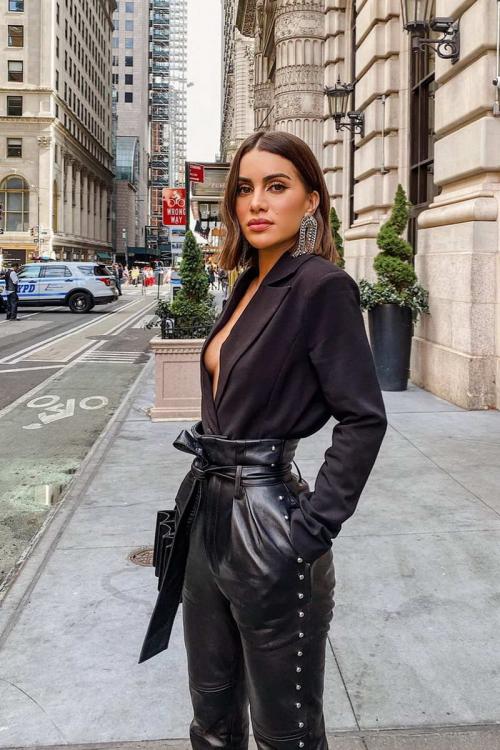 Женские брюки 2021. Тенденция № 1 – свободный крой, защипи и завышенная талия, прямые или слегка зауженные 22 Женские брюки 2021. Тенденция № 1 – свободный крой, защипи и завышенная талия, прямые или слегка зауженные 22