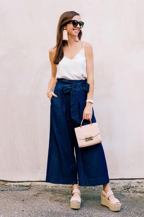 Женские брюки 2021. Тенденция № 1 – свободный крой, защипи и завышенная талия, прямые или слегка зауженные 21 Женские брюки 2021. Тенденция № 1 – свободный крой, защипи и завышенная талия, прямые или слегка зауженные 21