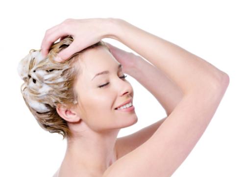 Как очищать кожу головы и увлажнять волосы летом. Общие советы по базовому уходу за волосами 01 Как очищать кожу головы и увлажнять волосы летом. Общие советы по базовому уходу за волосами 01