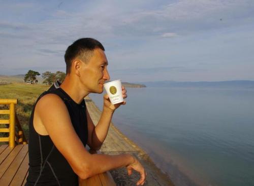 Мне срочно нужен кофе, что значит. Давай, встретимся, кофе попьем?