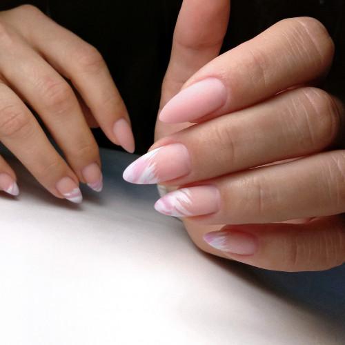 Рисунок на ногтях девушка. Маникюр в нежных нюдовых оттенках