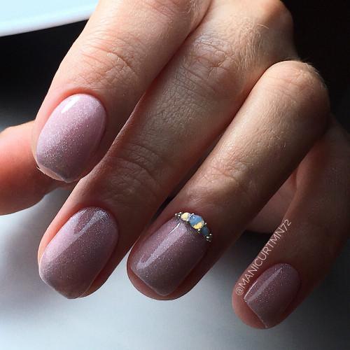 Рисунок на ногтях девушка. Маникюр в нежных нюдовых оттенках