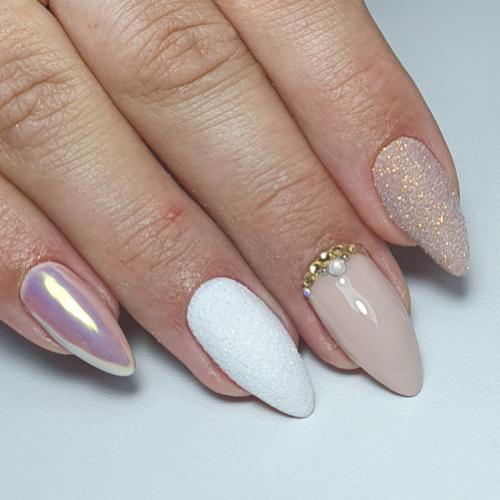 Рисунок на ногтях девушка. Маникюр в нежных нюдовых оттенках