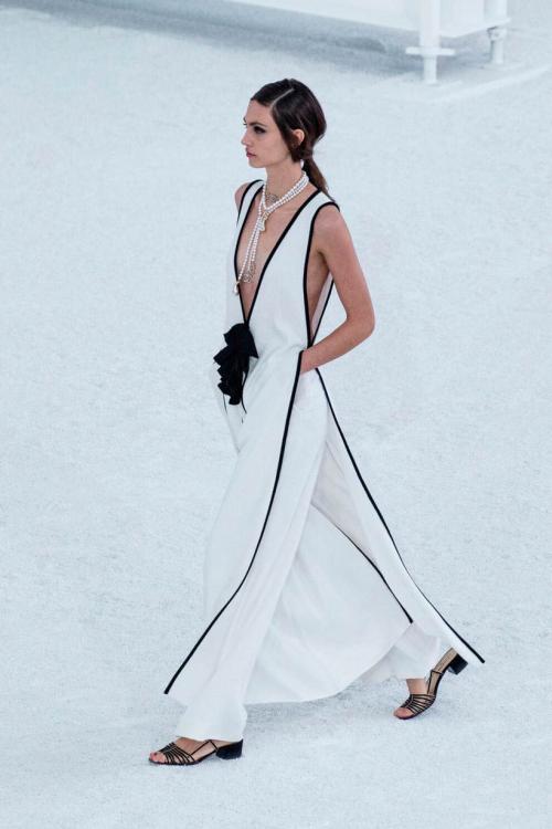 Как правильно носить платье с джинсами. Как носить платье с брюками или джинсами: 22 образа 05