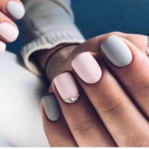 Топ-5 идей маникюра на короткие ногти с тремя цветами 21