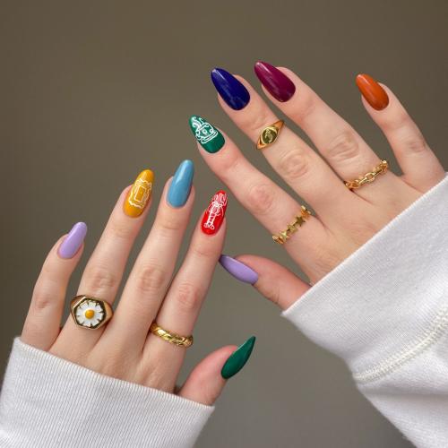 Какие современные тенденции в разноцветном маникюре с единой гаммой. Тенденции и новинки