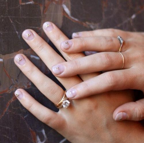 Какие материалы мне понадобятся для создания маникюра с тремя цветами на коротких ногтях. Размер XS: маникюр для маленьких ногтей