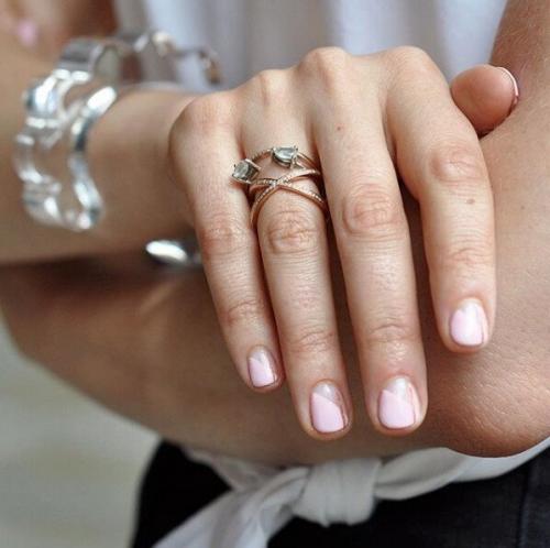 Какие материалы мне понадобятся для создания маникюра с тремя цветами на коротких ногтях. Размер XS: маникюр для маленьких ногтей