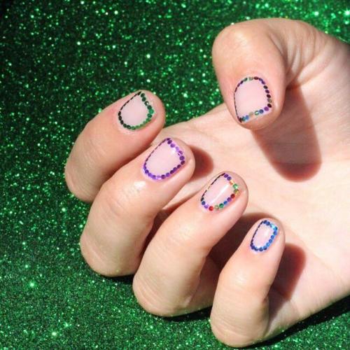 Можно ли использовать металлики или глиттер в маникюре из трёх цветов. Просто блеск: как сделать маникюр с глиттером?