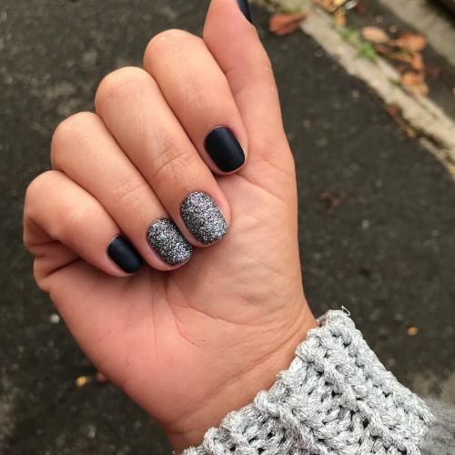 Можно ли использовать металлики или глиттер в маникюре из трёх цветов. Просто блеск: как сделать маникюр с глиттером?