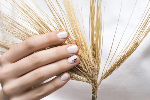 Какие дизайны из трёх цветов лучше всего подходят для коротких ногтей. Подходящая форма и покрытие для коротких ногтей