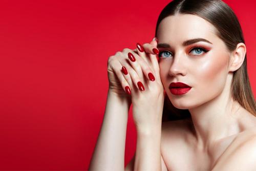 Маникюр 2025: разные цвета на разных руках — новый тренд сезона 03 Маникюр 2025: разные цвета на разных руках — новый тренд сезона 03