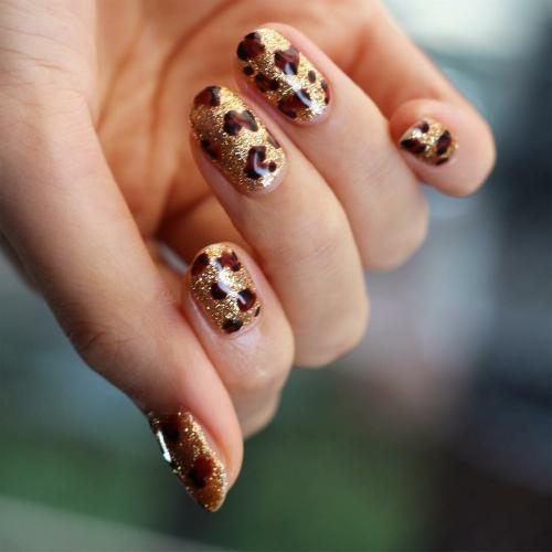 Можно ли использовать металлики или глиттер в маникюре из трёх цветов. Просто блеск: как сделать маникюр с глиттером?