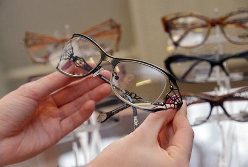 Как подобрать очки по форме лица для зрения. Как подобрать очки для зрения: выбор оправы по форме лица и правила подбора