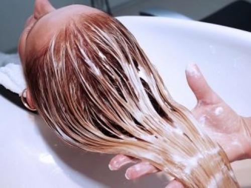Смывка чёрной краски с волос. Как смыть черную краску с волос в салоне красоты и стоимость процедуры 05 Смывка чёрной краски с волос. Как смыть черную краску с волос в салоне красоты и стоимость процедуры 05
