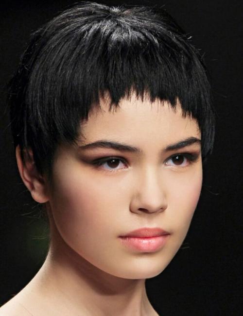 Челка прямая рваная. Рваная челка — фото модных стрижек 2023