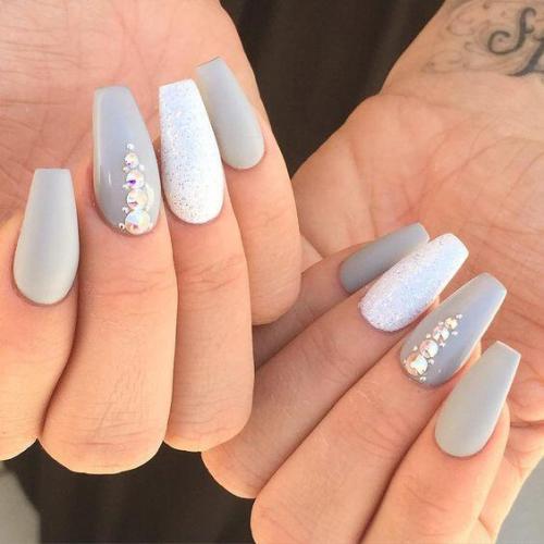 Маникюр серый с белым. Стильные варианты дизайна серо-белого маникюра