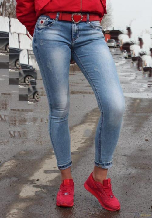 С чем носить обтягивающие джинсы. Что значит джинсы скинни и с чем их носить, модные и стильные образы