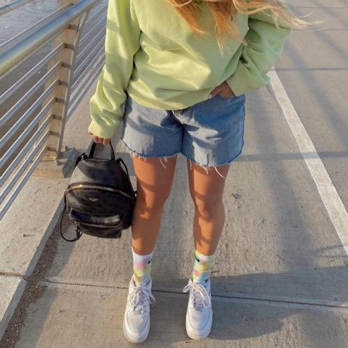 С чем носить джинсовые шорты 2022. Джинсовые шорты на лето 2022: 4 трендовых фасона