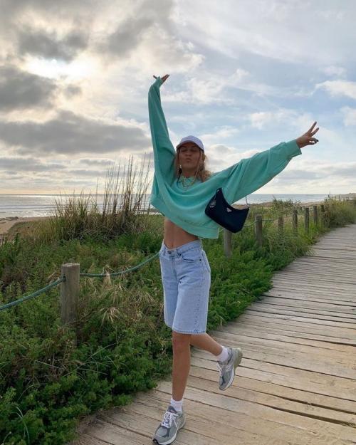 С чем носить джинсовые шорты 2022. Джинсовые шорты на лето 2022: 4 трендовых фасона