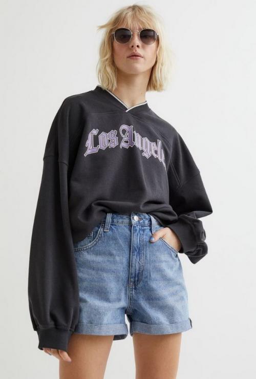 С чем носить джинсовые шорты 2022. Джинсовые шорты на лето 2022: 4 трендовых фасона