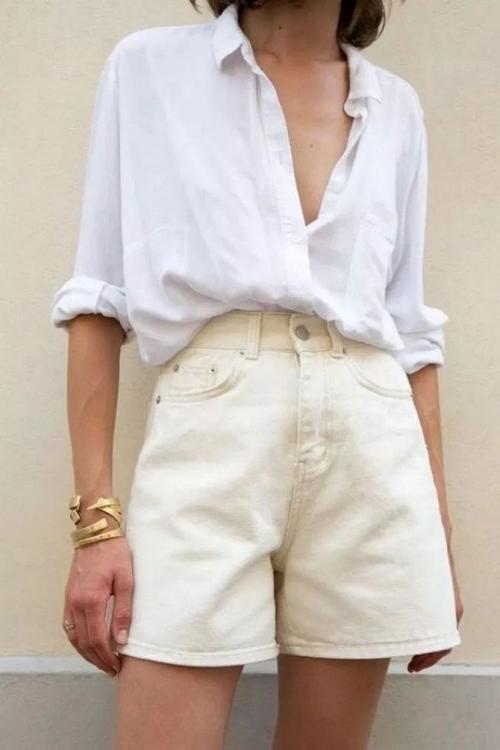 С чем носить джинсовые шорты 2022. Джинсовые шорты на лето 2022: 4 трендовых фасона