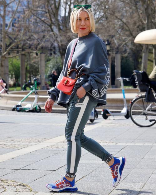 Спортивный стиль для женщин после 40 лет: 10 самых стильных образов 06 Спортивный стиль для женщин после 40 лет: 10 самых стильных образов 06