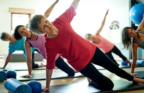 Спортивная одежда для женщин 50 лет. Записались на фитнес после 50: в чем идти?