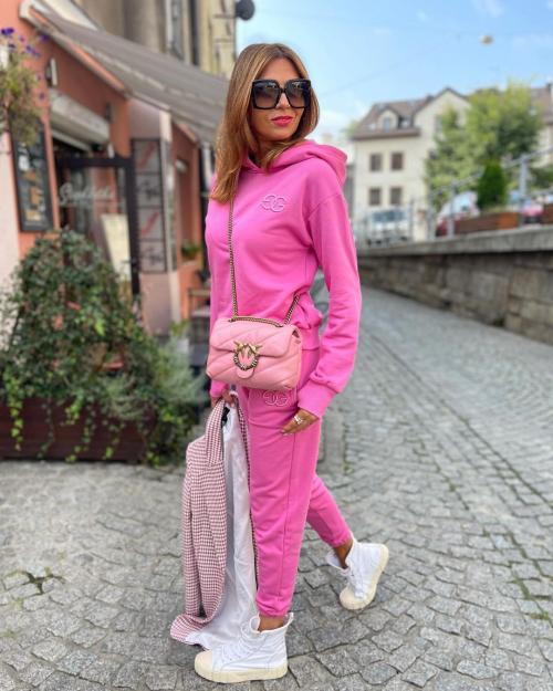 Спортивный стиль для женщин после 40 лет: 10 самых стильных образов 03 Спортивный стиль для женщин после 40 лет: 10 самых стильных образов 03