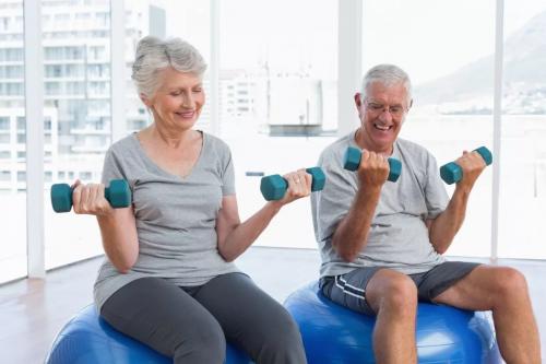 Спортивная одежда для женщин 50 лет. Записались на фитнес после 50: в чем идти?