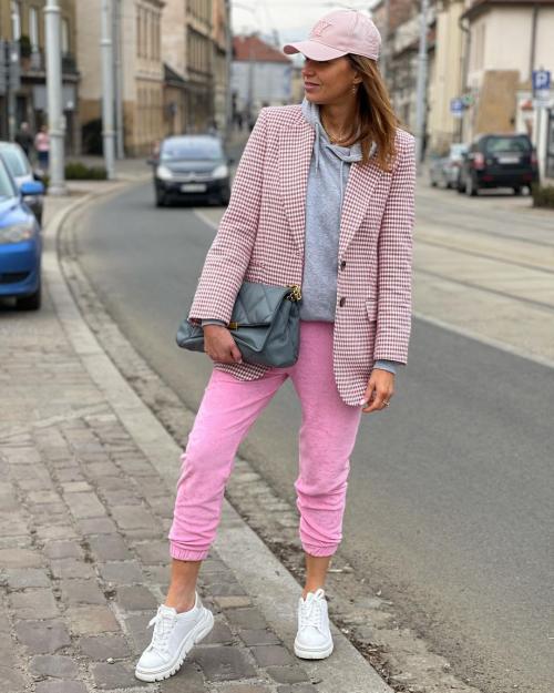 Спортивный стиль для женщин после 40 лет: 10 самых стильных образов 02 Спортивный стиль для женщин после 40 лет: 10 самых стильных образов 02