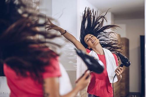 Как убрать пушистость волос у корней. Почему пушатся волосы после мытья?