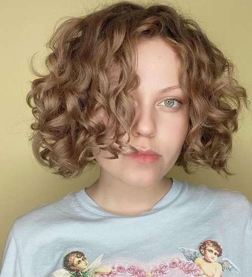 Стрижки на пушистые волосы 2022. Модные стрижки 2022 на кудрявые волосы: новинки, тренды, фото