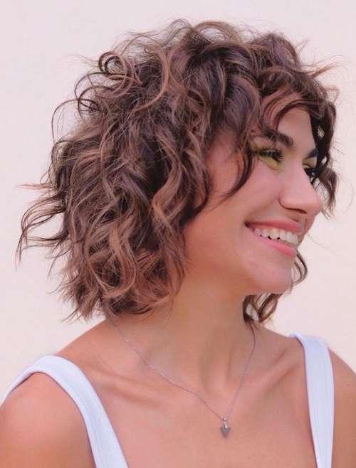 Стрижки на пушистые волосы 2022. Модные стрижки 2022 на кудрявые волосы: новинки, тренды, фото