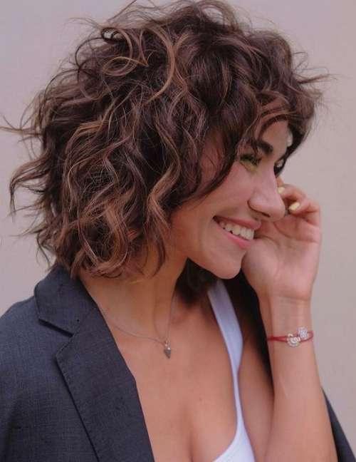 Стрижки на пушистые волосы 2022. Модные стрижки 2022 на кудрявые волосы: новинки, тренды, фото