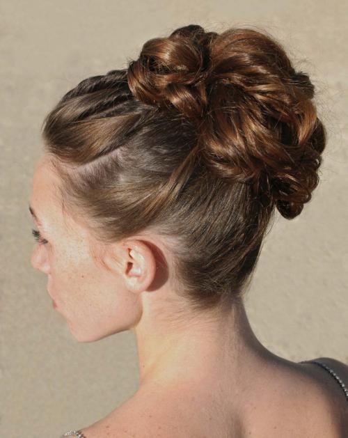Высокий пучок на средние волосы. Быстрый и красивый высокий пучок: раскрываем все секреты прически