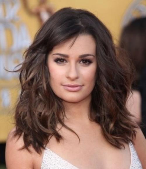 Стрижки на средние вьющиеся волосы. Модные красивые женские стрижки на вьющиеся волосы средней длины: с челкой и без не требующие укладки. Новинки 2022