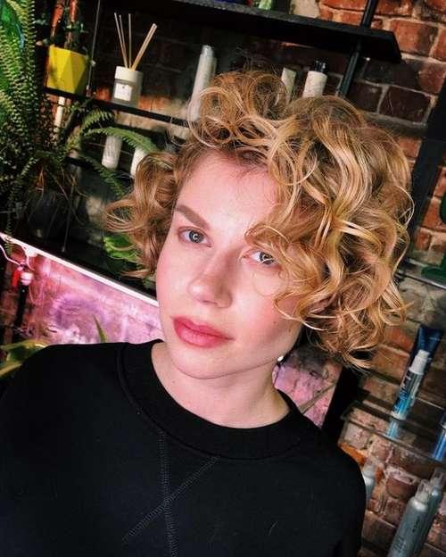 Стрижки на средние кудрявые волосы 2019 женские. Модные стрижки 2022 на кудрявые волосы: новинки, тренды, фото