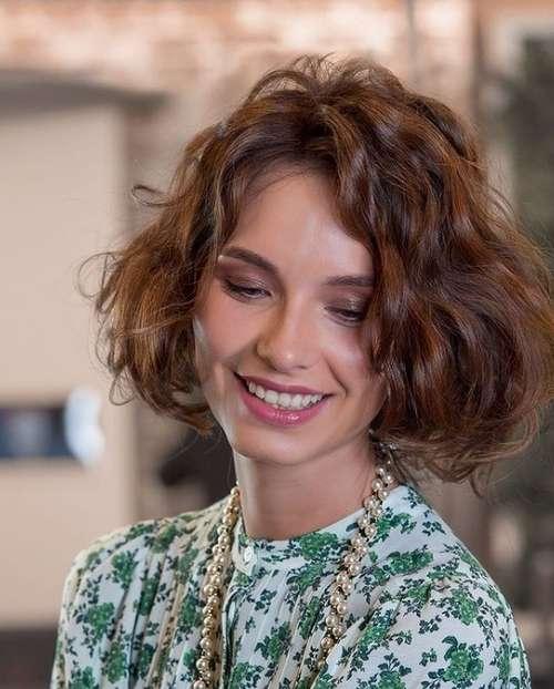 Стрижки на средние кудрявые волосы 2019 женские. Модные стрижки 2022 на кудрявые волосы: новинки, тренды, фото