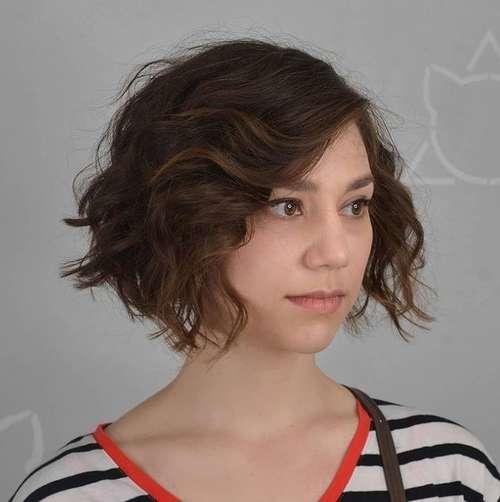Стрижки на средние кудрявые волосы 2019 женские. Модные стрижки 2022 на кудрявые волосы: новинки, тренды, фото